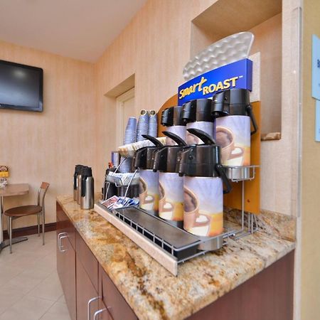 Holiday Inn Express Laguardia Airport, An Ihg Hotel New York Bagian luar foto