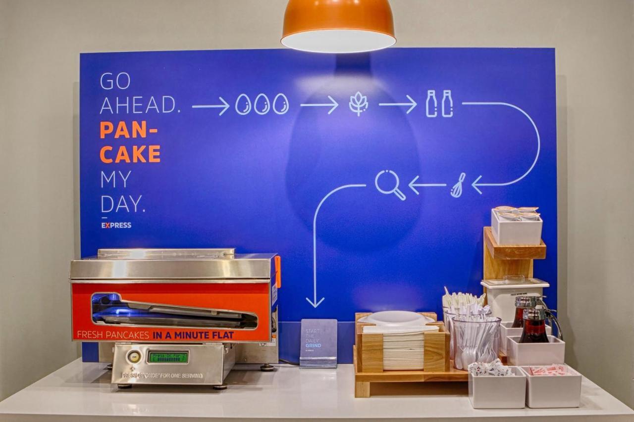Holiday Inn Express Laguardia Airport, An Ihg Hotel New York Bagian luar foto