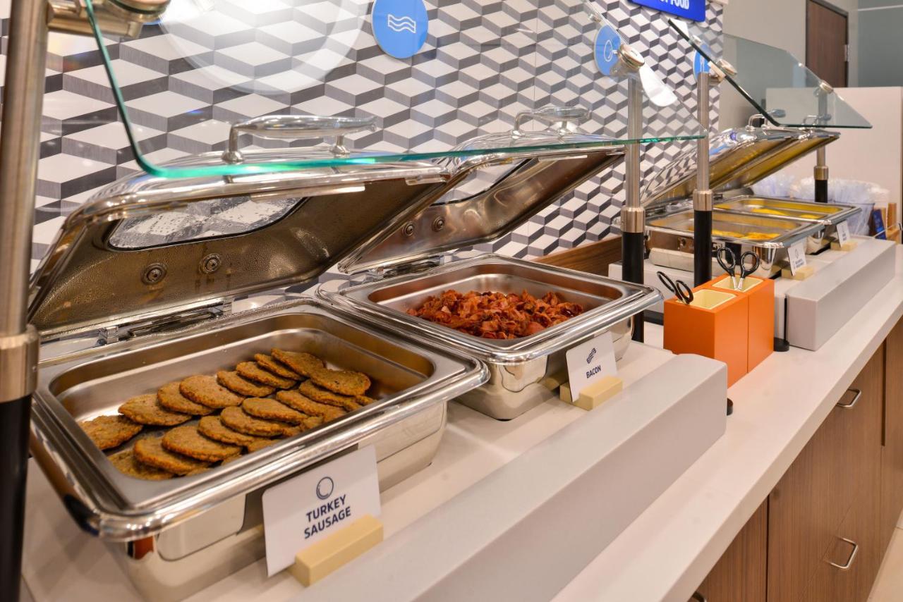 Holiday Inn Express Laguardia Airport, An Ihg Hotel New York Bagian luar foto