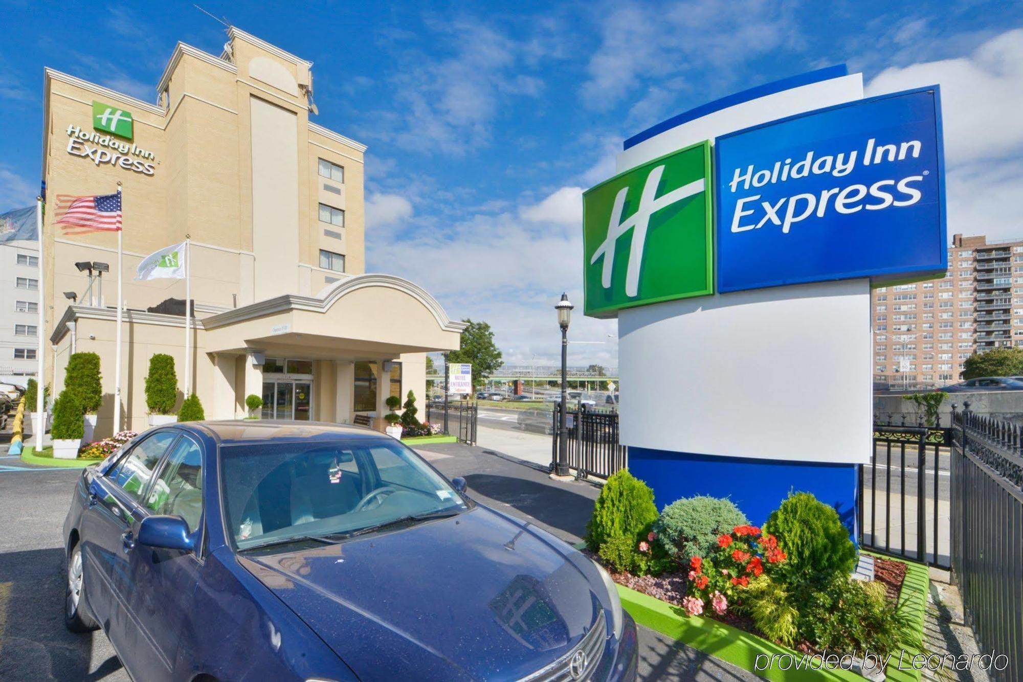 Holiday Inn Express Laguardia Airport, An Ihg Hotel New York Bagian luar foto