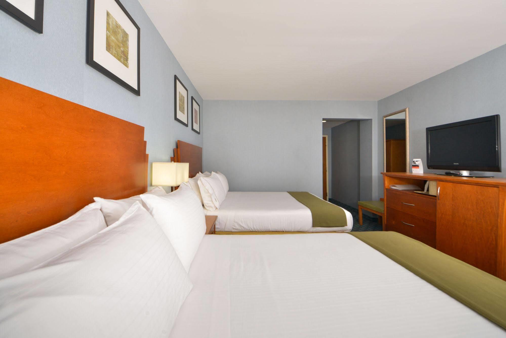 Holiday Inn Express Laguardia Airport, An Ihg Hotel New York Bagian luar foto